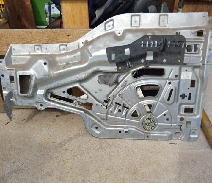 steklopodemnik-perednij-pravyj-man